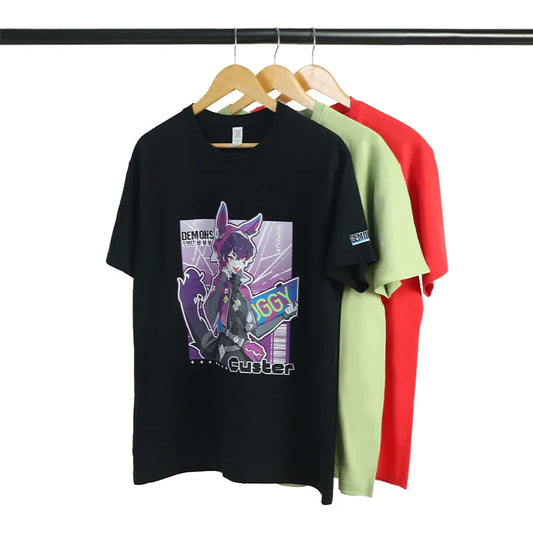 アニメキャラクターのグラフィックが入ったカスタムプリントの綿製クルーネックTシャツ、3色で吊るし展示