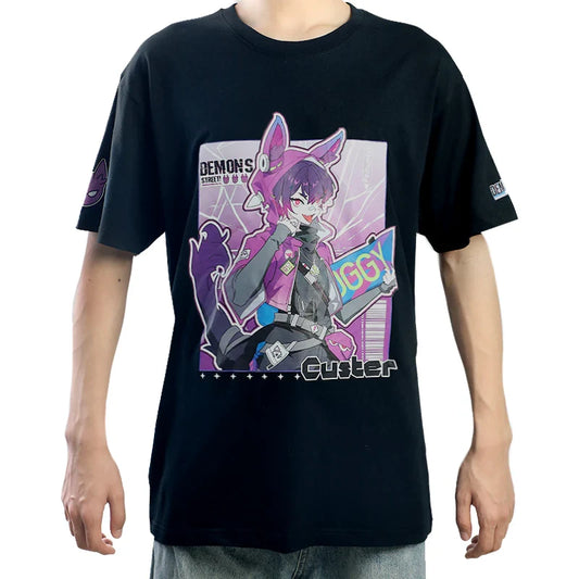 前面にカラフルなアニメキャラクターのグラフィックと「Custer」の文字が入った黒の綿Tシャツ
